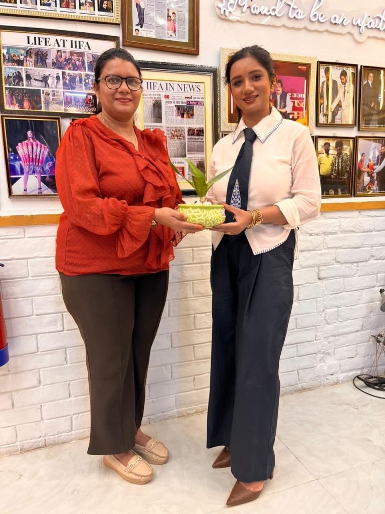 Sakshi Jethwani being felicitated after a session