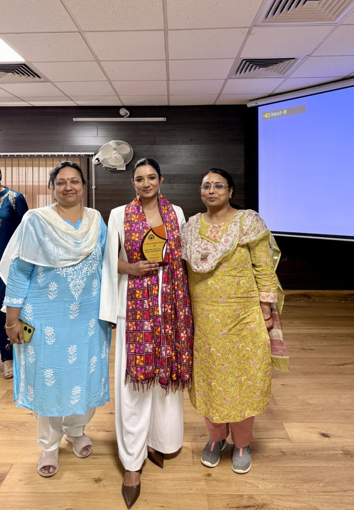 Sakshi Jethwani with participants at a workshop