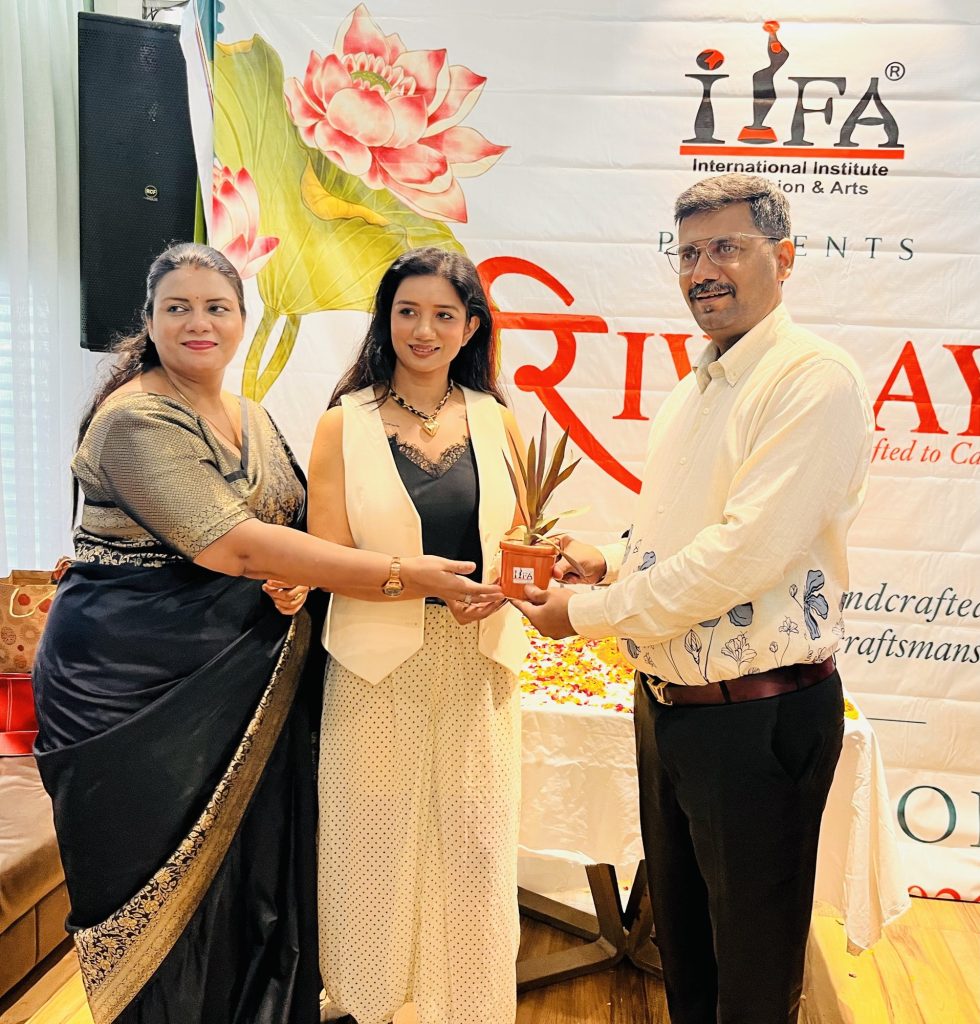 Sakshi Jethwani receiving a felicitation at IIFA